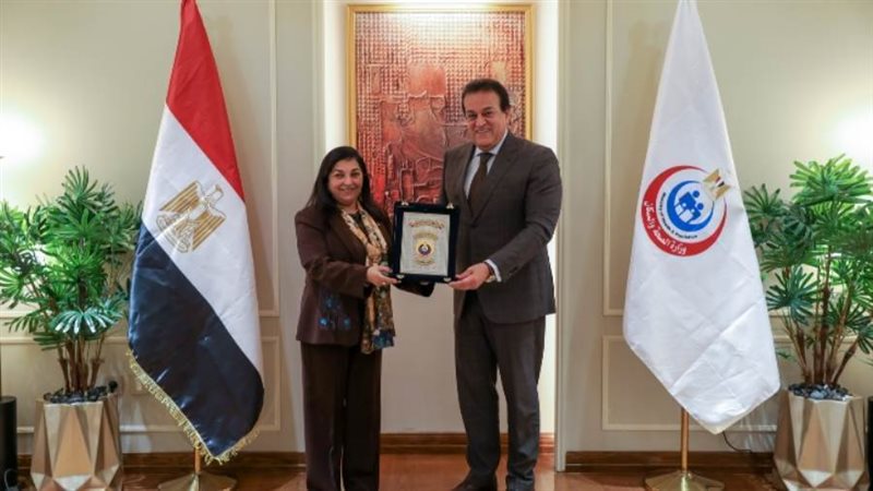 وزير الصحة يكرم نعيمة