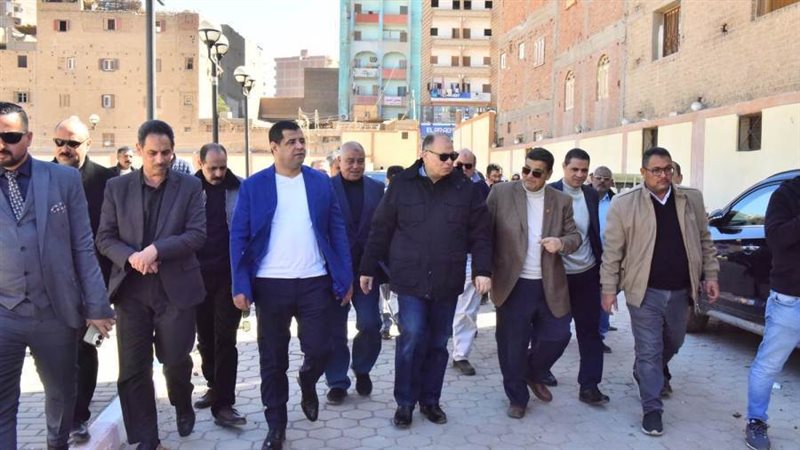 جانب من جولات المحافظ