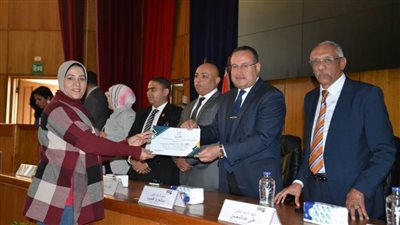 رئيس جامعة الإسكندرية يكرم متطوعي حياة كريمة من الطلاب والمجتمع السكندري