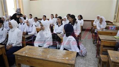  انتظام الدراسة في المدارس وتسليم الكتب للطلاب بالمنيا 