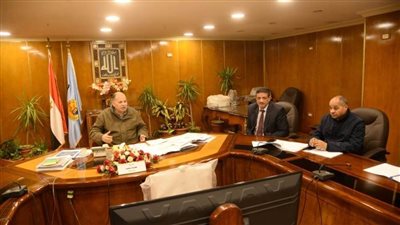 محافظ أسيوط يناقش مستجدات محطة صرف صحي المنطقة الصناعية 