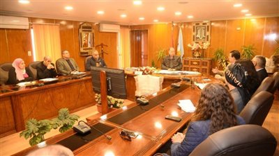 محافظ أسيوط يلتقي وفدا من المستثمرين الإيطاليين لبحث الفرص الاستثمارية بالمحافظة