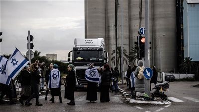عاجل.. متطرفون إسرائيليون يحاولون عرقلة وصول مساعدات إلى غزة