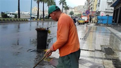 محافظ الإسكندرية يشدد على رؤساء الأحياء وجميع الأجهزة التنفيذية بمتابعة تصريف مياه الأمطار