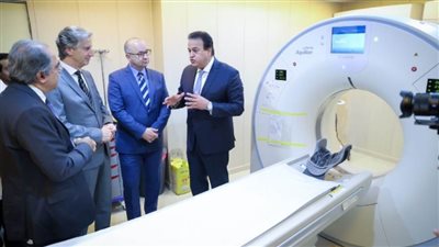وزير الصحة وسفير كندا في مستشفى إمبابة العام ويتابعان عمل الأشعة المقطعية
