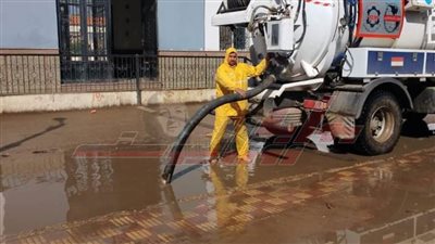 انتشار سيارات ومعدات شركة مياه الشرب بكفر الشيخ لرفع مياه الأمطار