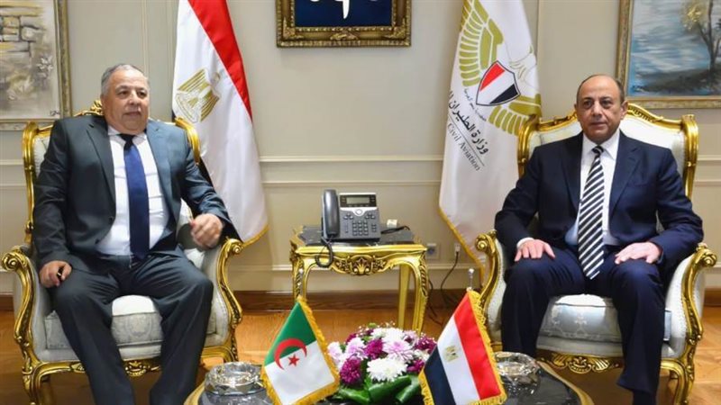 وزير الطيران مع السفير