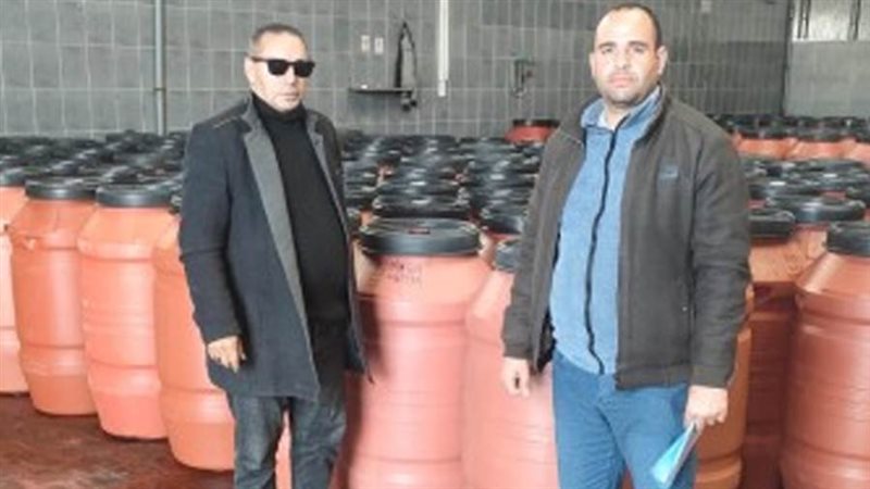 ضبط ١١ طن مخلل مجهول