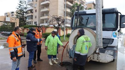 رئيس صرف الإسكندرية في جولة لتفقد التعامل مع مياه الأمطار الغزيرة
