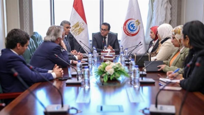 وزير الصحة مع ممثلي