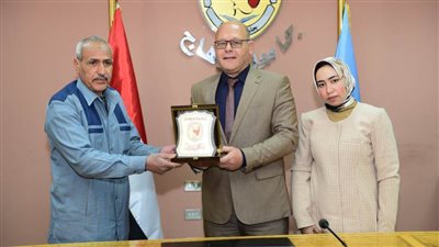 النعماني يكرم عم عمر وابنته أسماء لتعيينها معيدة بقسم الإعلام بسوهاج