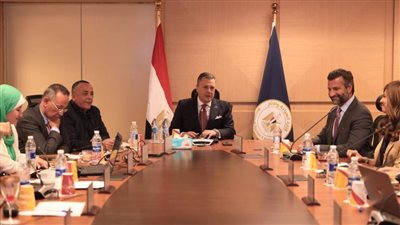 وزير السياحة والآثار يبحث سبل التعاون مع مسؤولي 