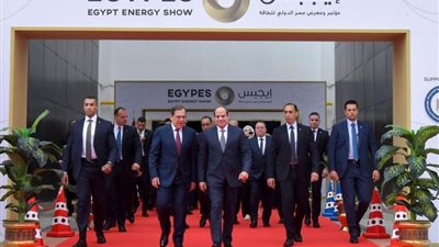 الرئيس السيسي يتفقد معرض 