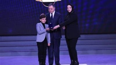 وزير الداخلية يكرم أسر الشهداء والمصابين والمتميزين من رجال الشرطة 