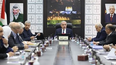  الحكومة الفلسطينية.. تشكيل لجنة لإعداد ملف لمقاضاة إسرائيل على قرصنة  الأموال