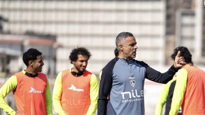 جوميز يجتمع بلاعبي الزمالك قبل مران اليوم 
