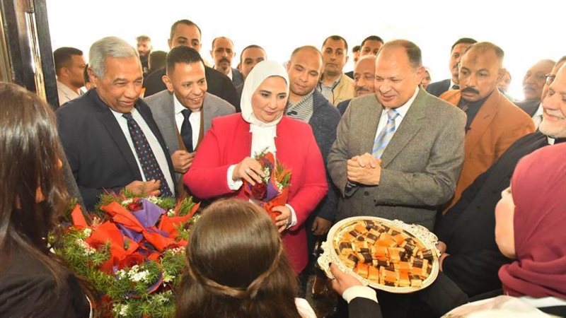 جانب من زيارة وزيرة