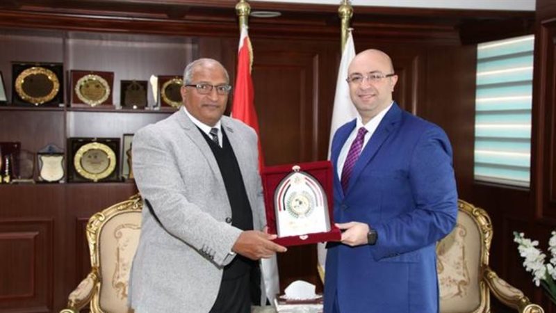 محافظ بنى سويف يكرم