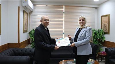 تكريم أحمد عبدالمنعم رئيس الإدارة المركزية للإحصاء بمصلحة الضرائب