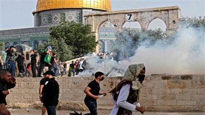 الاحتلال الإسرائيلي يعتدي على مُصلين عند أحد أبواب المسجد الأقصى ويعتقل امرأة وشابًا