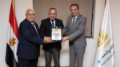 رئيس جامعة الإسكندرية يلتقي رئيس البنك الزراعي المصري لبحث سبل تعزيز التعاون