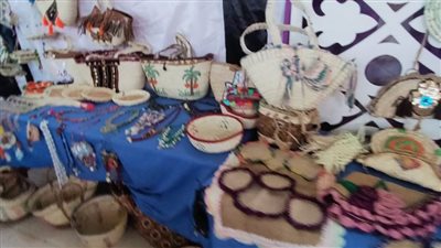 بسعف ومخلفات النخيل سيدات الواحة يبدعن في صنع منتجات صديقة للبيئة 