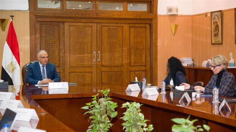 خلال اجتماع وزير