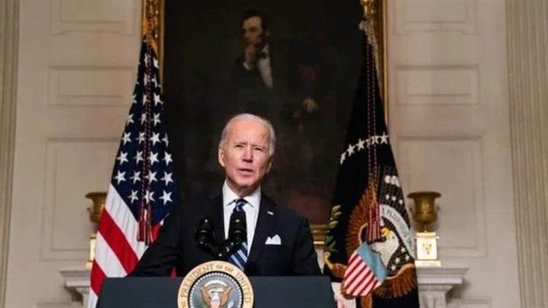 بايدن وفي الخلفية