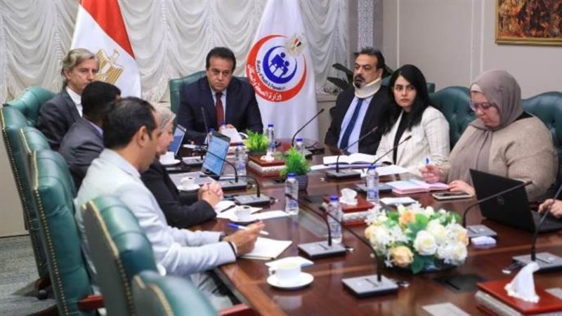 وزير الصحة مع ممثلي