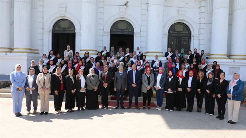 محافظ المنيا خريجي