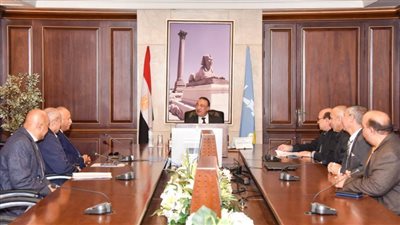 محافظ الإسكندرية يلتقي عددًا من رؤساء شركات الرصف لمراجعة الأعمال بالمحافظة