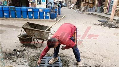 الانتهاء من تركيب أغطية صافيات الأمطار الجديدة بشوارع كفر الشيخ