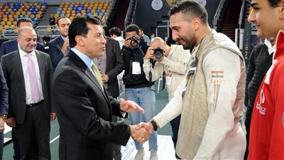 وزير الرياضة يؤازر منتخب مصر في بطولة كأس العالم لسلاح الشيش