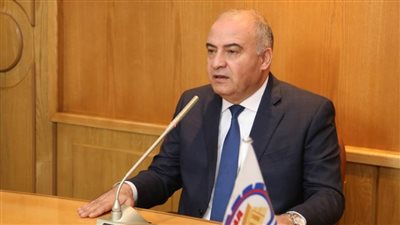 محافظ قنا يبحث مع عدد من المستثمرين طلباتهم والمشكلات التي تواجههم