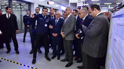 وزير العمل يتفقد مصنع 
