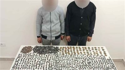 سقوط متهمين بقطع وعملات أثرية بالجيزة 