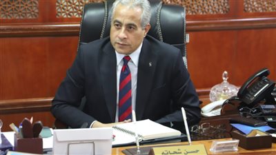 وزير العمل يوزع عقود عمل لفئة 