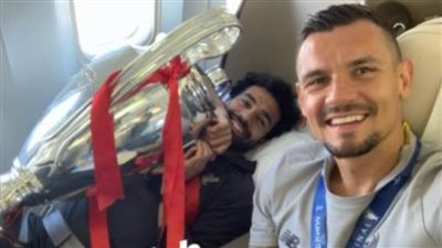 محمد صلاح يشارك زملاءه الاحتفال بالتتويج ببطولة كأس رابطة المحترفين
