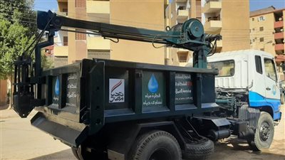 رجال الورشة المركزية للسيارات بمياه سوهاج يعيدون سيارة كهنة للعمل