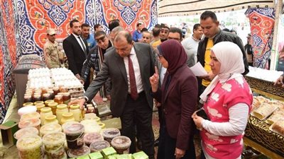 افتتاح معرض مركز الإنتاج والخدمات الطلابية بجامعة بني سويف بأسعار مخفضة