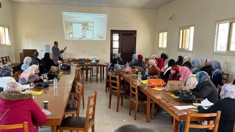 جانب من ندوة معهد