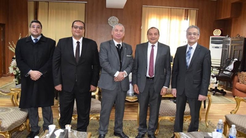 وفد قضائى يزور جامعة