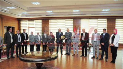 رئيس جامعة كفر الشيخ يستقبل وفد إدارة جائزة التميز الحكومي