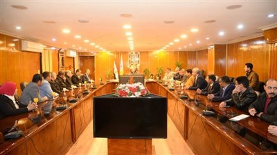 محافظ أسيوط يلتقي أمين حزب المصريين الأحرار وأعضاء هيئة المكتب بالمحافظة لبحث سبل دعم مشروعات التنمية