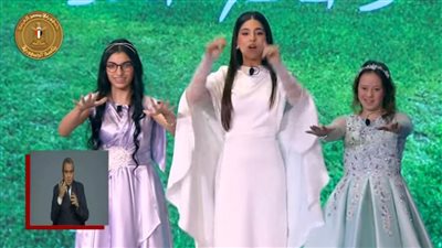 الفنانة مايان السيد تشرح لغة الإشارة خلال مؤتمر 