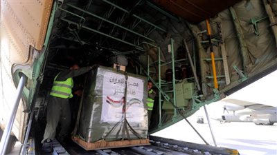 صحيفة إماراتية: الإنزال الجوي للمساعدات فوق غزة شريان حياة يعكس مستوي التنسيق بين مصر والإمارات