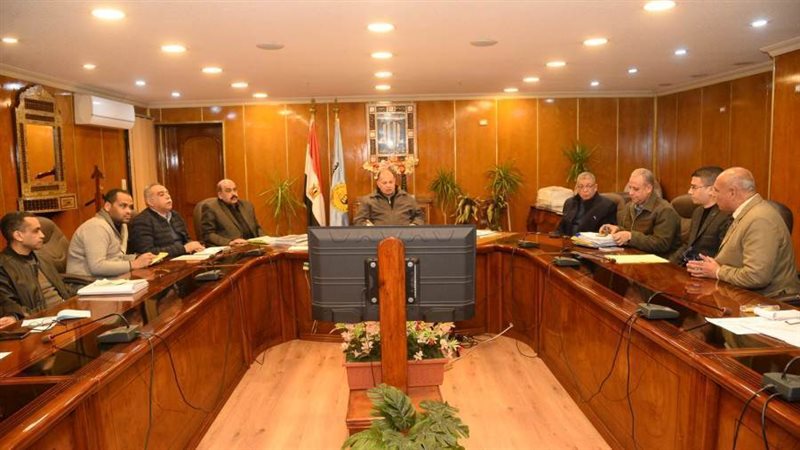 محافظ أسيوط يناقش