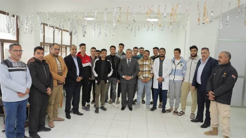 رئيس الجامعة مع طلاب