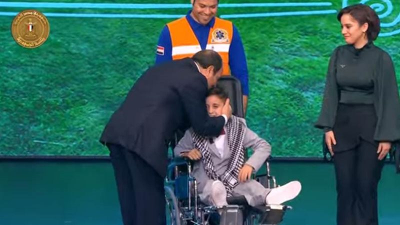 قبلة على رأس الطفل