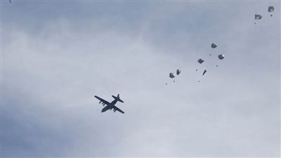 أمريكا تسقط مساعدات إنسانية جوا على غزة دون ماء أو دواء